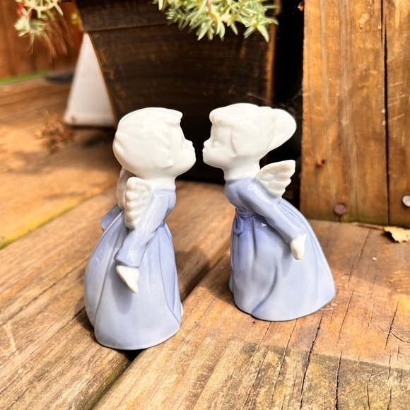 Vintage Kissing Angels - Blue & White Ceramic - Picture 3 of 7